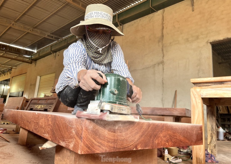 Chị Lê Thị Liễu (trú xã Quỳnh Hưng) cho biết, những năm trước hàng bán chạy nên những người chuyên làm nghề đánh bóng đồ mộc như chị cũng làm không hết việc, thu nhập ổn định. Nhưng năm nay hàng làm bán không được, công việc của chị Liễu và những công nhân khác cũng thất thường, lâu lâu mới có việc làm nên thu nhập chẳng ăn thua.