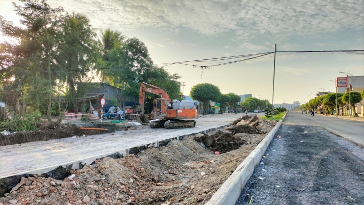 Theo ghi nhận của phóng viên Tiền Phong , các đơn vị thi công khẩn trương thi công đường Võ Văn Kiệt ngay sau khi đại diện hộ dân cuối cùng bàn giao mặt bằng.