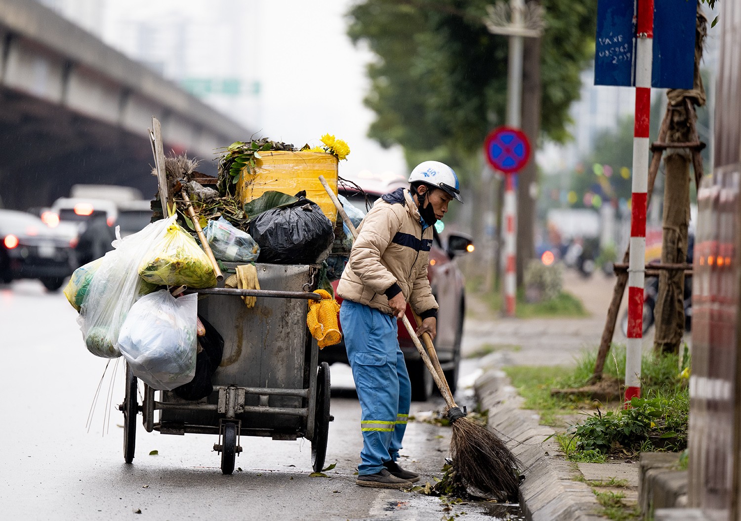 Công nhân vệ sinh môi trường làm việc&nbsp;trong cái lạnh nhất từ đầu mùa.