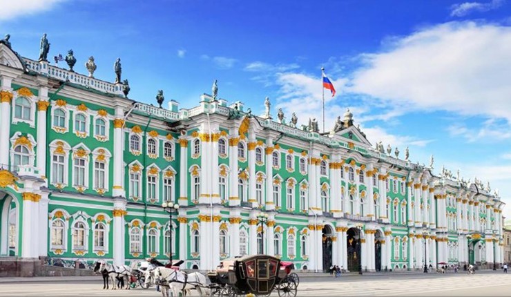 Cung điện Mùa đông, Saint Petersburg, Nga: Kiệt tác theo phong cách Baroque này là địa danh nổi tiếng nhất của St Petersburg và là một trong những cung điện được trang trí lộng lẫy nhất thế giới. Cung điện có bề ngoài màu bạc hà, vàng và ngà được xây dựng từ năm 1730 đến năm 1837 và trải rộng trên diện tích 60.000m2.
