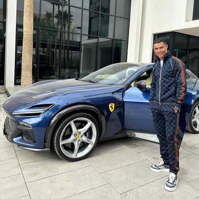 Cristiano Ronaldo cùng chiếc Ferrari Purosangue mới tậu.