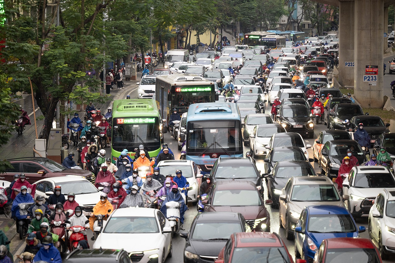 &nbsp;Tại đường Hồ Tùng Mậu, đoạn qua Đại học&nbsp;Thương Mại đến ngã tư Mai Dịch, lượng xe lưu thông rất đông.