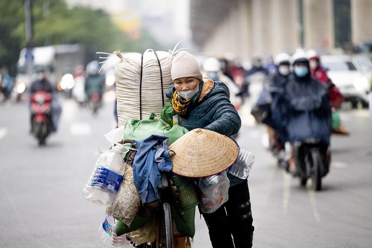 &nbsp;Trời mưa, gió rét, nhưng những người bán hàng rong vẫn phải&nbsp;bươn chải mưu sinh.