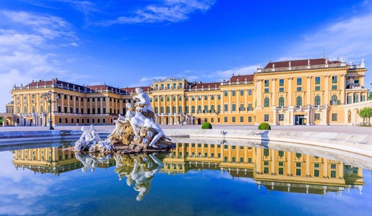 Cung điện Schönbrunn, Vienna, Áo: Cung điện Schönbrunn theo phong cách Baroque tuyệt vời ở Vienna vô cùng hoành tráng với 1.441 phòng ấn tượng. Ban đầu nó được thiết kế như một nhà nghỉ săn bắn của hoàng gia và là nơi ở mùa hè của các hoàng đế Habsburg từ thế kỷ 18 đến năm 1918. Ngày nay, đây là một trong những điểm du lịch nổi tiếng nhất của Áo và là Di sản Thế giới được UNESCO công nhận.
