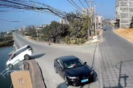 Video: Vào cua, nữ tài xế khiến xe SUV đâm gãy lan can rồi "cắm" thẳng xuống hồ