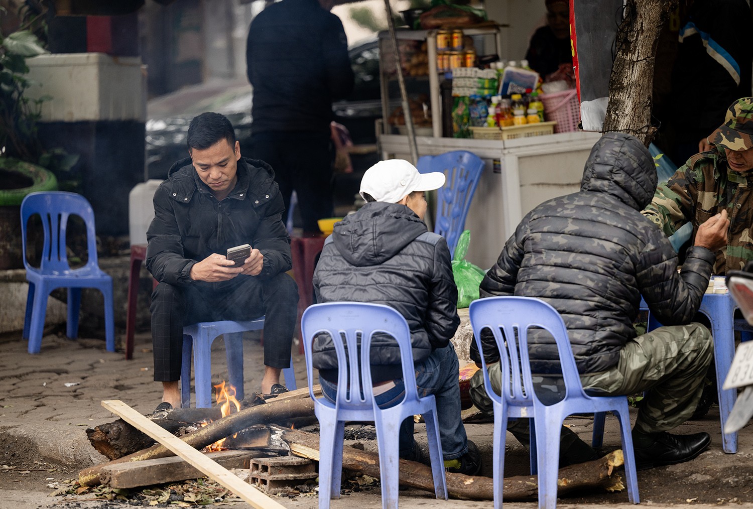 &nbsp;Nhiều người lao động nhóm lửa ngay trên vỉa hè để sưởi ấm.