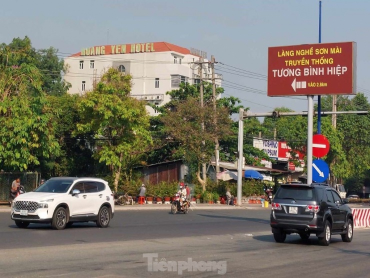 Đầu đường Hồ Văn Cống giao với quốc lộ 13 có bảng chỉ dẫn đường vào làng nghề truyền thống Tương Bình Hiệp (phường Tương Bình Hiệp, TP.Thủ Dầu Một, tỉnh Bình Dương).