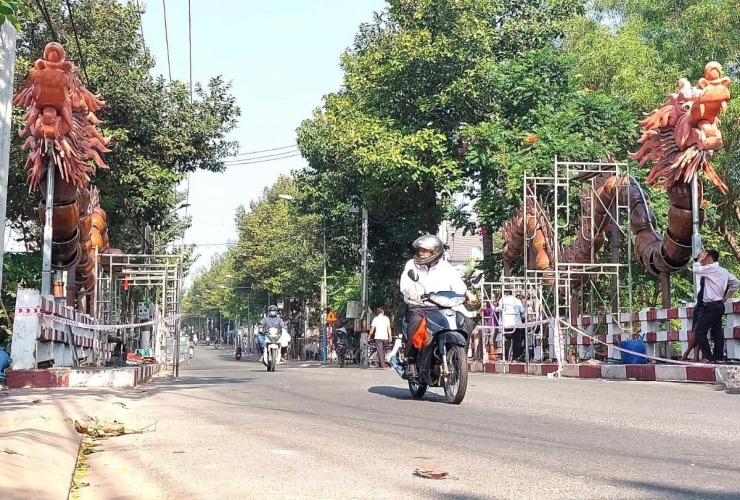 Dù song Long đang trong quá trình thi công, chưa hoàn thành, nhưng đã thu hút sự chú ý của người dân địa phương. Trên các trang mạng xã hội, từ chiều 23 đến sáng 24/1 đã ngập tràn hình ảnh về cặp rồng tại làng nghề truyền thống Tương Bình Hiệp.