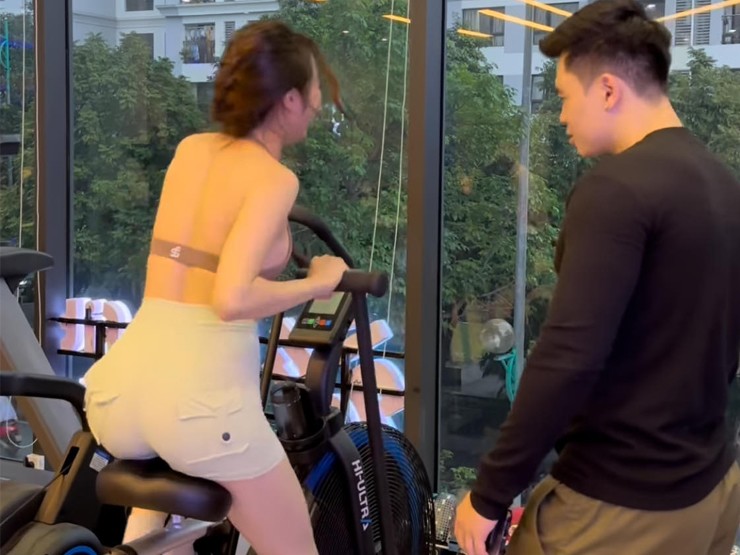 Mới đây, hot gymer Hằng Habi gây chú ý khi đăng tải trên trang cá nhân một clip ở phòng tập.
