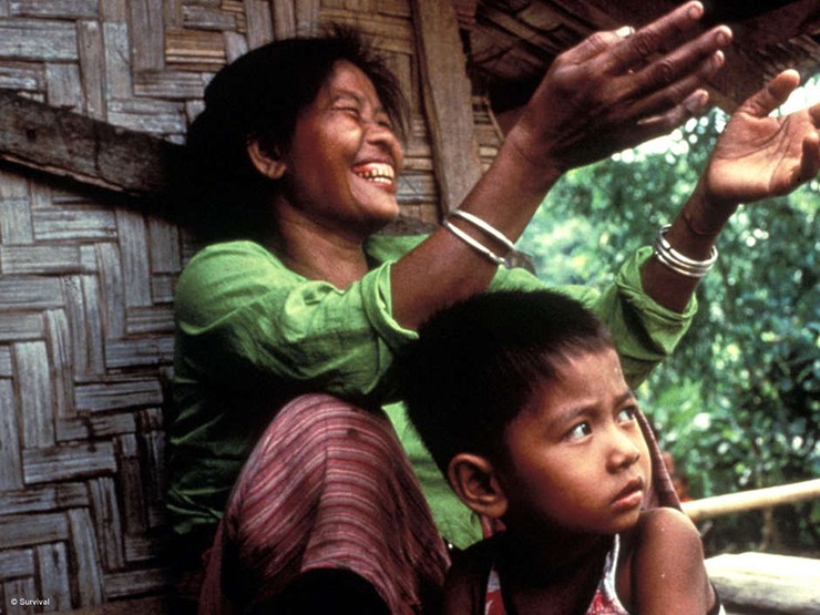 Bộc lạc&nbsp;Jumma, Bangladesh: Người dân ở đây&nbsp;khiến&nbsp;mảnh đất quý giá của họ được phục hồi bằng cách "du canh", trồng lương thực ở những khu vực nhỏ trên lãnh thổ của họ trước khi chuyển sang khu vực khác. Họ đặt hỗn hợp hạt giống vào từng lỗ cho các loại cây trồng khác nhau vào các mùa khác nhau.
