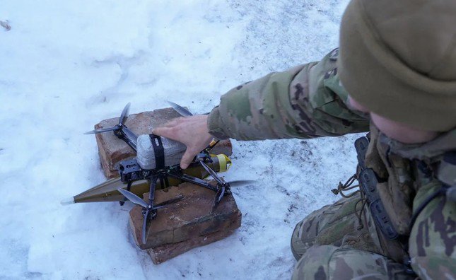 Một lính Ukraine phóng UAV FPV từ vị trí gần thị trấn Horlivka, vùng Donetsk, ngày 17/1. (Ảnh: Reuters)