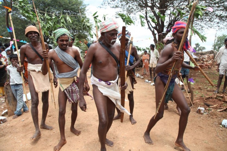 Chenchus, Andhra Pradesh, Ấn Độ: Người Chenchus là một bộ tộc cư trú chủ yếu ở Andhra Pradesh và nói một phương ngữ của tiếng Telugu được gọi là Chenchu. Thanh niên Chenchus được tự do kết hôn với bất cứ ai họ muốn. Ngoài ra, thị tộc được chia thành các Gotra (giống như hệ thống đẳng cấp) và nhìn chung họ không kết hôn trong cùng một Gotra.&nbsp;
