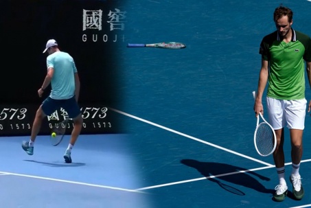 Hurkacz tái hiện tuyệt chiêu Federer, bị Medvedev phản đòn rơi cả vợt ở Australia Open