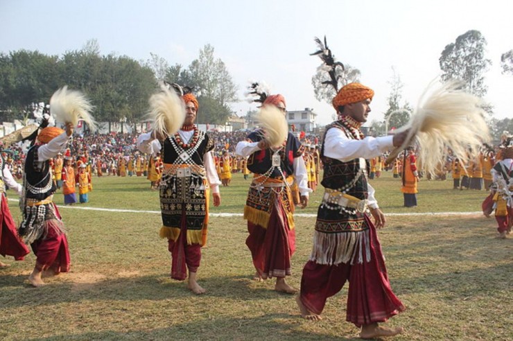 Bộ lạc Khasi, Meghalaya, Ấn Độ: Bộ lạc Khasi là một bộ tộc khá yêu chuộng hòa bình. Trong khi hầu hết người Khasis theo tôn giáo bộ lạc của họ, có nhiều người cải đạo sang các tôn giáo khác như Cơ đốc giáo và Hồi giáo. Một điều làm cho bộ lạc Khasi trở nên độc đáo là chế độ&nbsp;mẫu hệ. Ngoài ra, bộ lạc Khasi không thích những cuộc hôn nhân sắp đặt. Trong trường hợp ly hôn, người phụ nữ có toàn quyền tự do.&nbsp;
