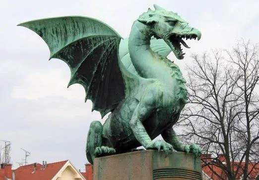 Một bức tượng rồng ở Slovenia. Ảnh: Wikipedia