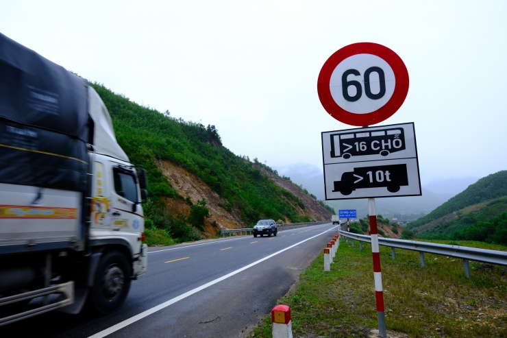 Nhiều đoạn quy định tốc độ tối đa là 60km/h