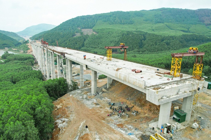 Trên tuyến cao tốc Diễn Châu - Bãi Vọt, theo hướng từ Bắc vào Nam, đầu tiên là cầu Xuân Dương 1, đến cầu Xuân Dương 2, qua hầm Thần Vũ là cầu Thần Vũ 2 và cuối cùng là cầu Ồ Ồ. Để làm cầu, một số vị trí đơn vị thi công đã phải san cả vạt đồi.