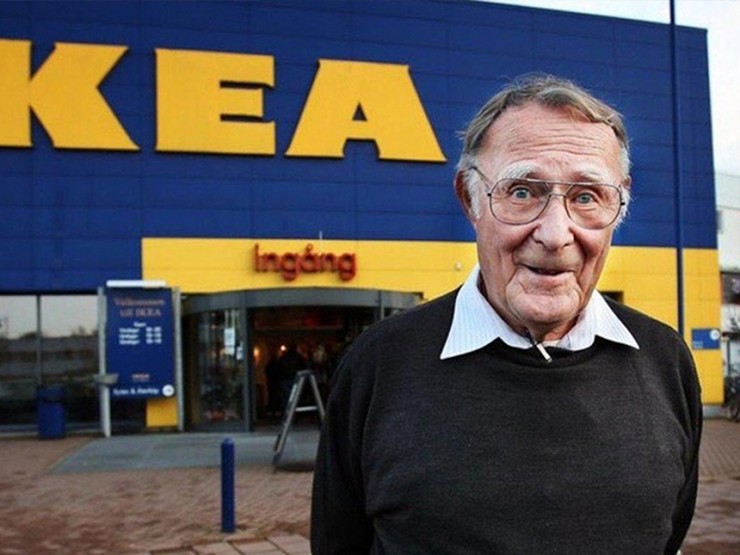 Ingvar Kamprad tiết kiệm tới mức bị coi là &#34;lập dị&#34;. Người sáng lập của Ikea thường xuyên lui tới các nhà hàng giá rẻ, đi máy bay vé hạng phổ thông, mặc cả từng xu tại chợ, thậm chí còn tái sử dụng các túi trà lọc.
