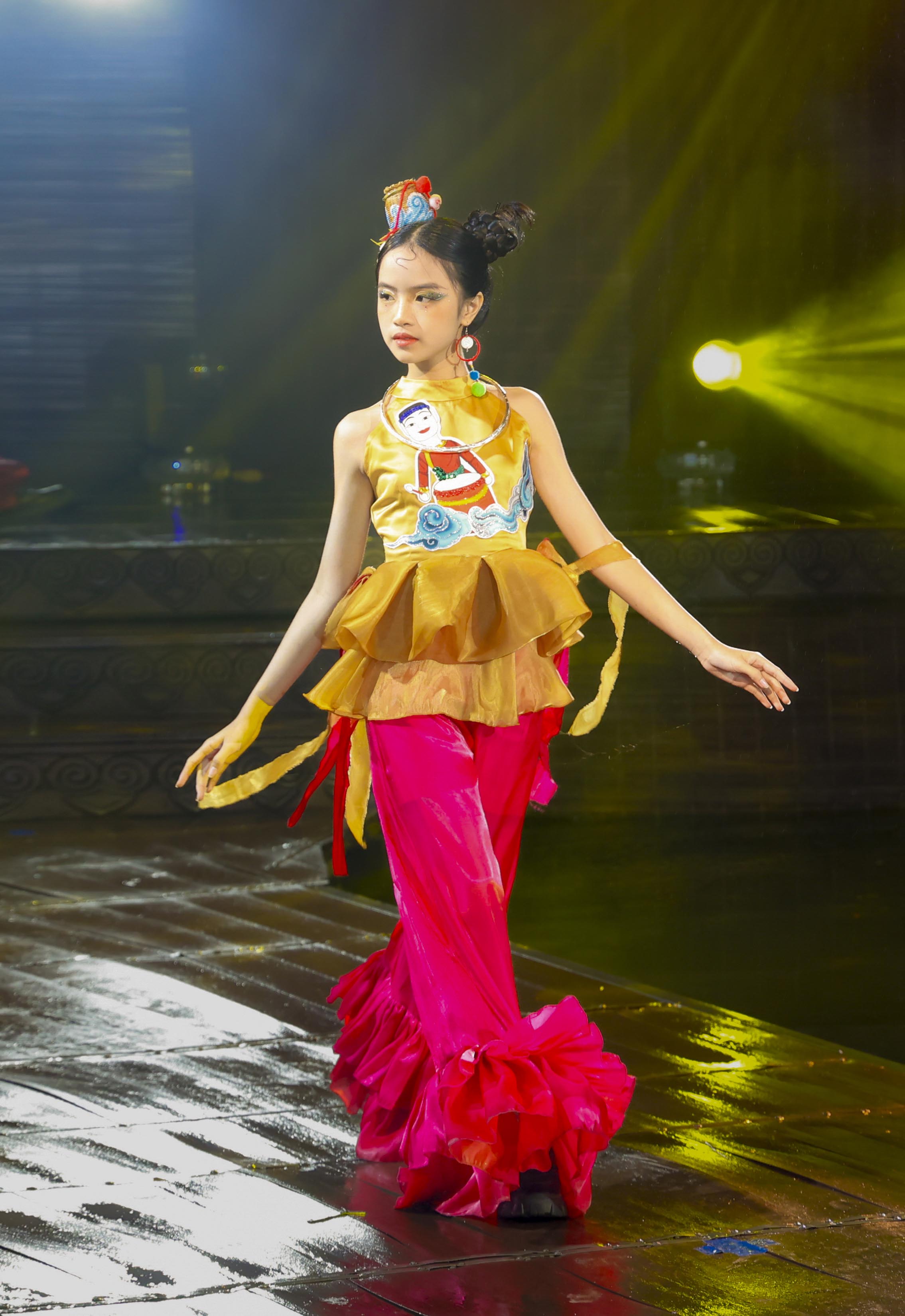 Mẫu nhí catwalk trên lá sen của sân khấu Thuỷ Đình của show "Vĩnh họa Thăng Long" - 7