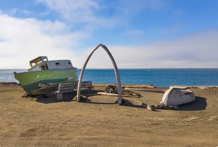 Utqiagvik: Nằm ở cực bắc của Alaska (Mỹ), Utqiagvik là&nbsp;thành phố này được biết đến với nhiệt độ cực lạnh. Thành phố cũng có chu kỳ ngày và đêm độc đáo, Mặt trời mọc và lặn vào những thời điểm khác nhau trong các tháng khác nhau trong năm. Vào tháng 12, Mặt trời không mọc cho đến 10 giờ sáng và lặn vào khoảng 2 giờ chiều, khiến thành phố chìm trong bóng tối gần như cả ngày.
