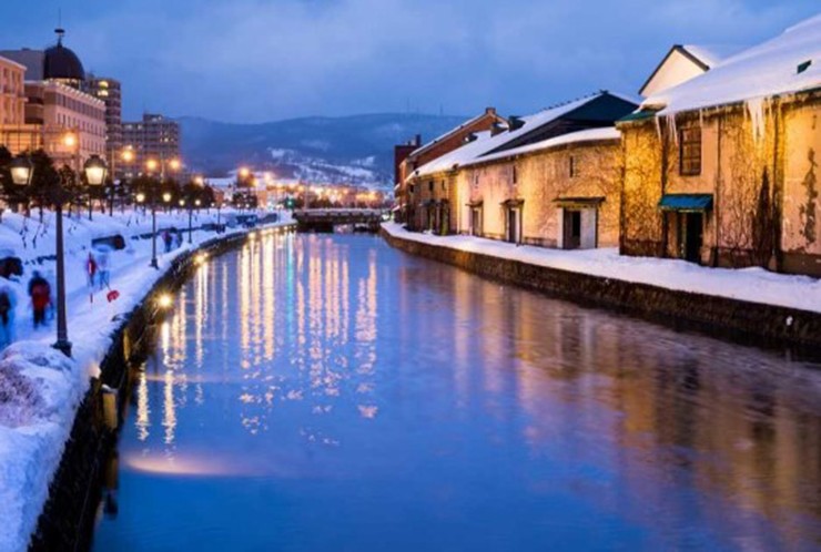 Hokkaido: Nằm ở cực bắc của Nhật Bản, Hokkaido có đặc điểm khí hậu&nbsp;là mùa đông lạnh giá với nhiệt độ thấp tới -30°C và mùa hè ôn hòa với nhiệt độ trung bình 18-20°C. Ngoài nhiệt độ lạnh, Hokkaido còn nổi tiếng với lượng tuyết rơi dày đặc, có thể kéo dài từ tháng 10 đến tháng 5. Nhưng Hokkaido cũng là nơi có một số địa điểm trượt tuyết đẹp nhất thế giới nhờ lượng tuyết rơi dày. Trong những tháng mùa đông, du khách có thể trượt tuyết tại các khu nghỉ dưỡng như Niseko, Furano và Tomamu. Hokkaido còn là thiên đường cho những người đam mê hoạt động ngoài trời cũng như những người yêu thiên nhiên.&nbsp;
