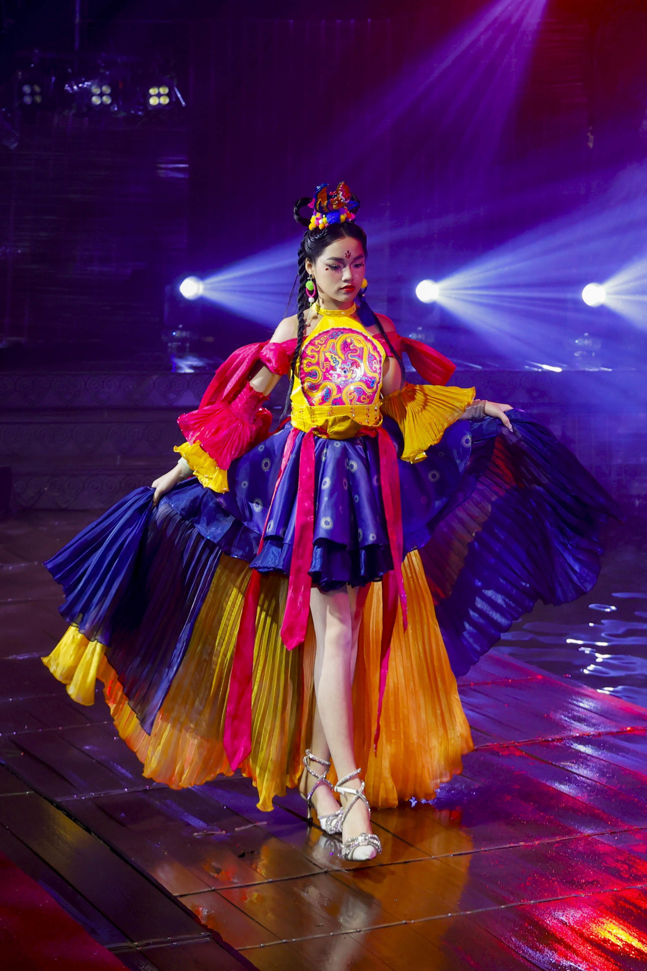 Mẫu nhí catwalk trên lá sen của sân khấu Thuỷ Đình của show "Vĩnh họa Thăng Long" - 3