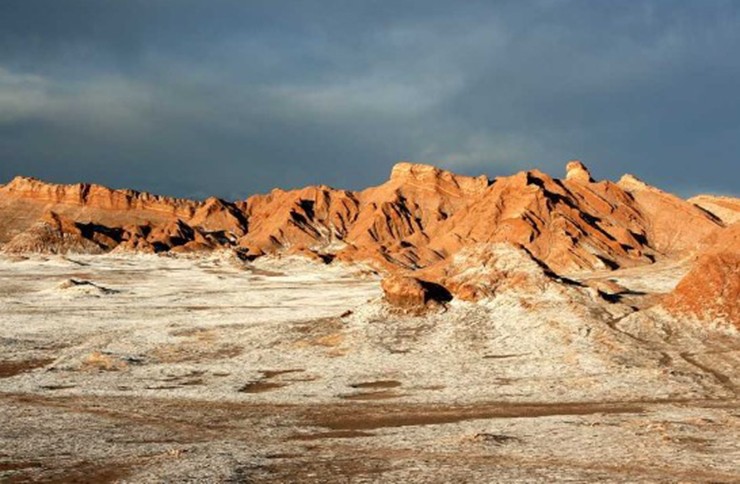 Sa mạc Atacama: Sa mạc Atacama nằm ở Chile và được biết đến là một trong những môi trường thời tiết khắc nghiệt nhất hành tinh. Vào ban ngày, nhiệt độ có thể lên tới 35°C và vào ban đêm có thể giảm xuống -5°C. Sự kết hợp của gió lớn, nhiệt độ thiêu đốt và nhiệt độ đóng băng khiến nơi đây trở thành một nơi thú vị và độc đáo để ghé thăm. Bất chấp điều kiện khắc nghiệt, sa mạc Atacama có một số thành tạo địa chất hấp dẫn như đầm phá, bãi muối và cồn cát. Nó còn được biết đến với cảnh hoàng hôn tuyệt đẹp và bầu trời đêm đầy sao.
