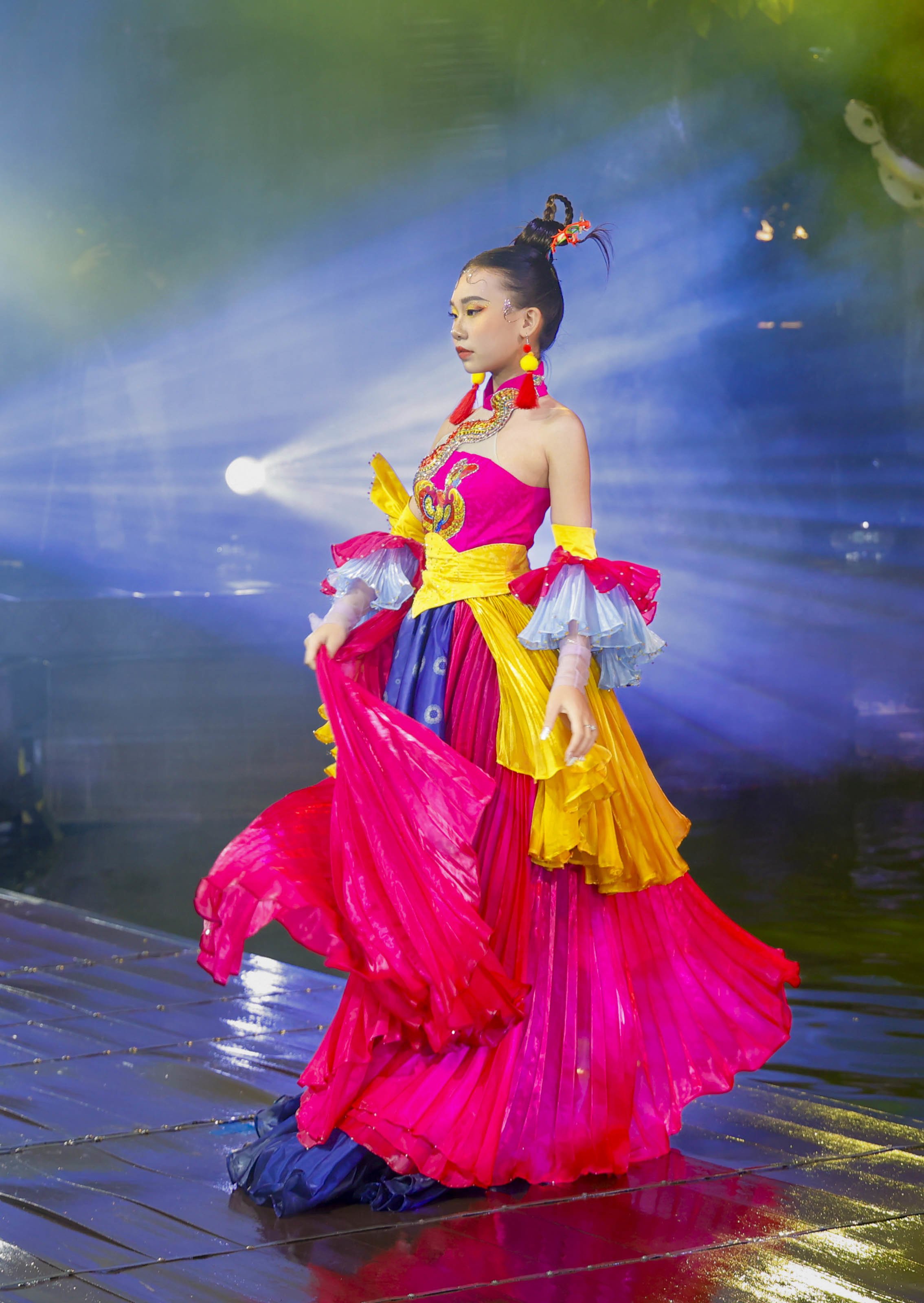 Mẫu nhí catwalk trên lá sen của sân khấu Thuỷ Đình của show "Vĩnh họa Thăng Long" - 6