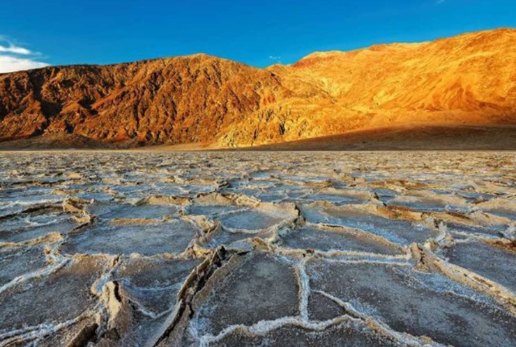 Thung lũng Chết: Đây&nbsp;là một thung lũng sa mạc nằm ở phía Đông California, Mỹ. Đây là một trong những nơi nóng nhất trên trái đất, với nhiệt độ mùa hè thường lên tới gần 57°C. Thung lũng Chết cũng là nơi có điều kiện thời tiết khắc nghiệt như gió lớn và bão bụi dày đặc, khiến nơi đây trở thành điểm đến thú vị cho những ai thích thời tiết khắc nghiệt. Thung lũng Chết còn được biết đến với nhiều cồn cát, bãi muối, hẻm núi và các đặc điểm địa chất khác.&nbsp;
