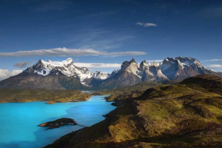 Patagonia: Nằm ở Nam Mỹ, Patagonia là nơi có vẻ đẹp tuyệt vời và thời tiết độc đáo,&nbsp;khắc nghiệt và thú vị nhất trên hành tinh. Ngoài ra, Patagonia còn là nơi có một số cảnh quan đẹp nhất trên Trái đất. Với những ngọn núi phủ tuyết trắng, những hồ nước trong vắt và những thung lũng xanh rộng lớn, Patagonia là thiên đường của những người yêu thiên nhiên. Không có gì ngạc nhiên khi có rất nhiều người đổ xô đến khu vực này mỗi năm để có trải nghiệm kỳ nghỉ khó quên.
