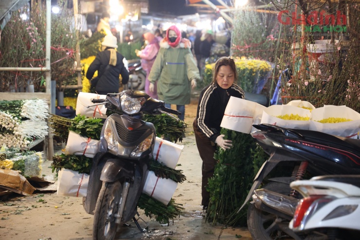 Một số ít gian hàng có khách đặt hoa tươi nhưng vì dự án chậm tiến độ, tiểu thương cũng phải hỗ trợ giao hoa tận nhà.