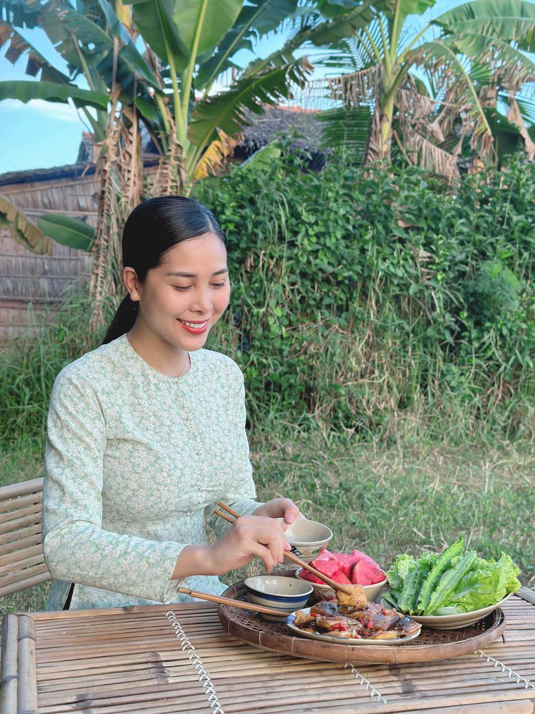 Sao Việt lấn sân làm video ẩm thực miệt vườn: Có người sở hữu nhà rộng 6.000m2 - 6