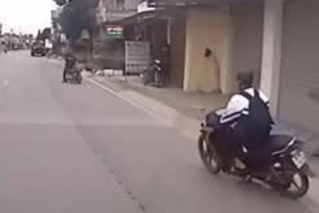 Clip: Chạy ẩu, drift xe máy tránh tông “chướng ngại vật”, tài xế gặp họa