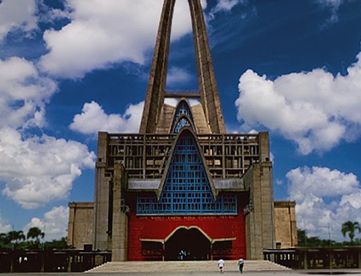 Basilica de Higuey (Cộng hòa Dominica): Basilica de Higuey, khánh thành vào ngày 21/1/1971, là một trong những di tích được kính trọng nhất của Cộng hòa Dominica. Nó được xây dựng bởi kiến trúc sư người Pháp và nằm ở thành phố Higuey. Vẻ ngoài của nhà thờ&nbsp;giống như một cái giỏ khổng lồ.
