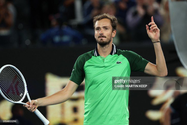 Medvedev ngược dòng hạ Zverev để ghi danh vào chung kết Australian Open 2024