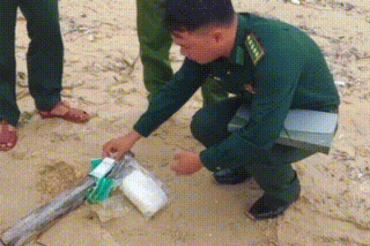 Tiếp tục phát hiện ma túy dạt vào bờ biển Quảng Ngãi