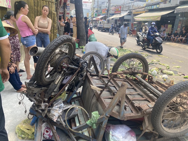 Xe ba gác bán trái cây bị ô tô tông lật ngửa