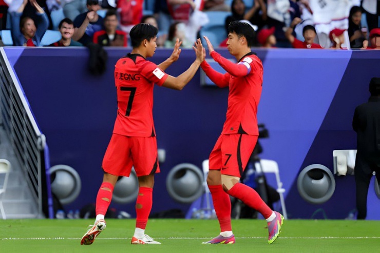 Son Heung-min (phải) lên tiếng bảo vệ các đồng đội trước những chỉ trích. Ảnh: GETTY IMAGES