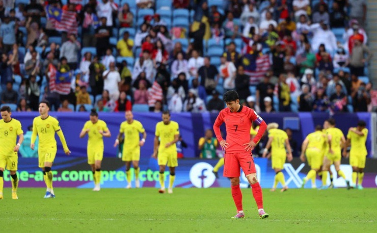 Son Heung-min và tuyển Hàn Quốc hòa mà như thua Malaysia ở trận cuối vòng bảng Asian Cup. Ảnh: ANH THỎA.