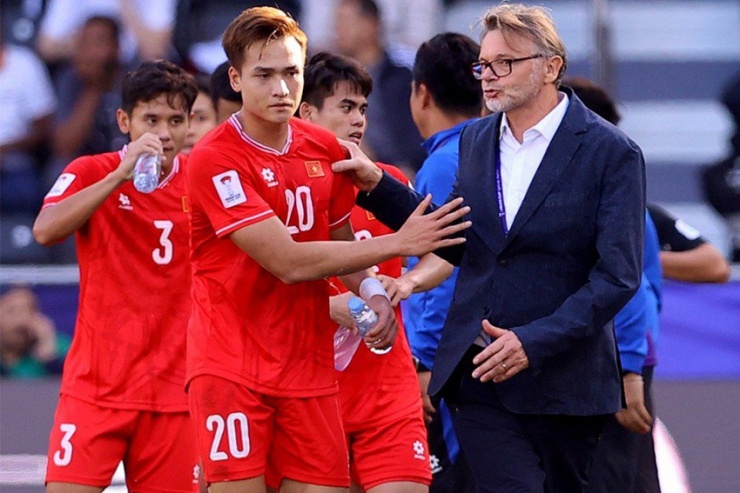 HLV Troussier và các học trò tại Asian Cup. Ảnh: ANH THỎA