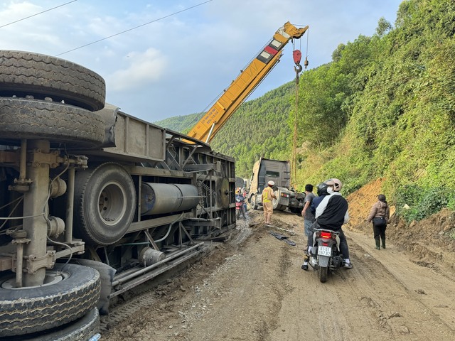 Lực lượng CSGT đang tìm phương án giải phóng hiện trường