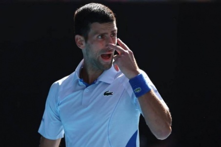 Djokovic mắng HLV, "xỏ xiên" trọng tài ở trận đấu "tệ nhất Grand Slam"