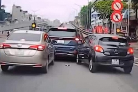 Clip: Bất ngờ dừng xe, "xế hộp" lập tức nhận tai họa từ 2 ô tô