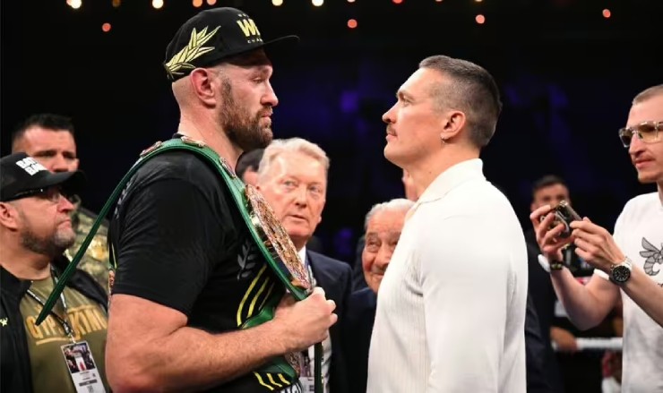 Fury (trái) nhận lời khuyên quý giá để có thể thắng Usyk (phải)