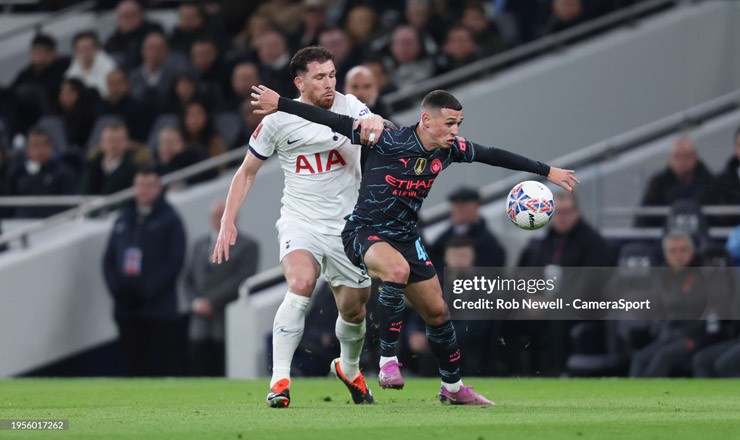 Man City (áo sẫm) khó nhọc đánh bại Tottenham