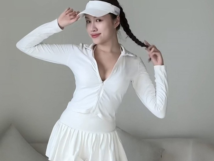 Outfit white on white được Thanh Thanh Huyền mặc khi ra sân.
