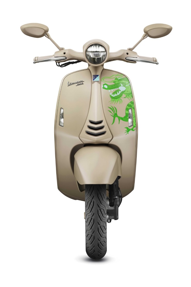 Ngắm Vespa 946 Dragon bản rồng xanh ngọc, giá hơn nửa tỷ đồng - 2