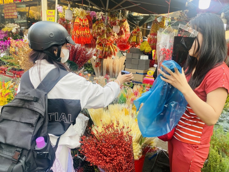 Khách hàng đang thanh toán tiền mua hoa