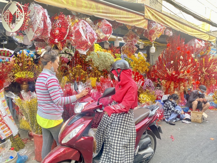 Người mua đang tham khảo sản phẩm