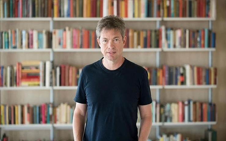 Đó là&nbsp;Nicolas Berggruen, một nhà đầu tư và nhà từ thiện Mỹ. Hiện ông có khối tài sản khoảng 3 tỷ USD.
